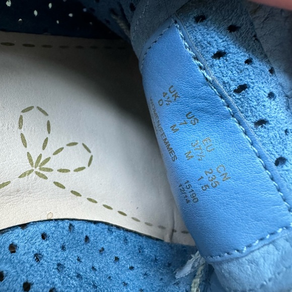 Clarks Somerset Oxford Womens 7 M Baby Blue Perforated Leather Nubuck Shoes - Picture 3 of 4